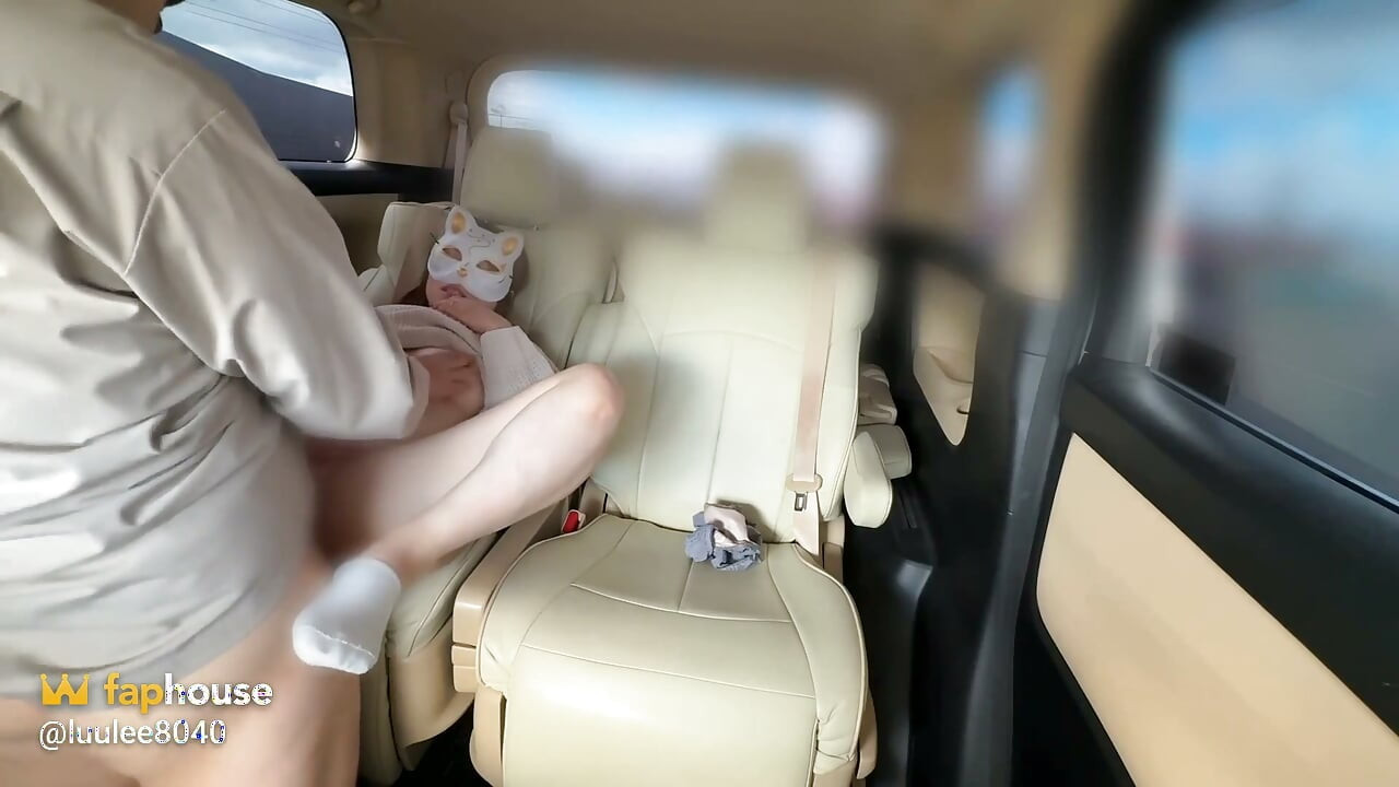 お互い嫉妬心から職場の駐車場でSex