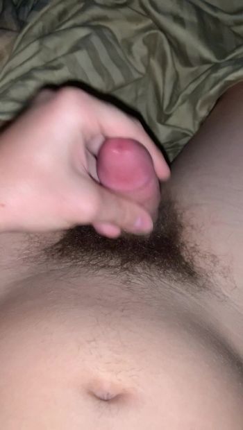 Femboy com um vibrador no cu no orgasmo