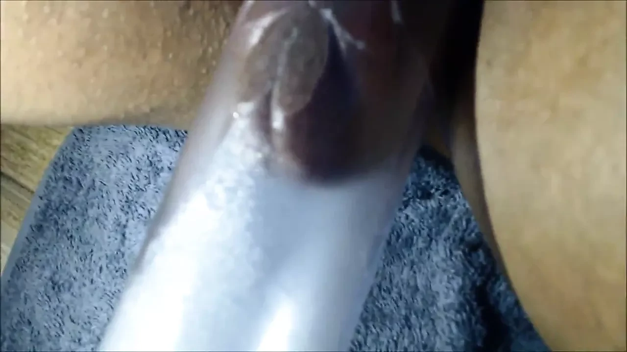 Pompando la sua figa nera gioca con le labbra gonfie
