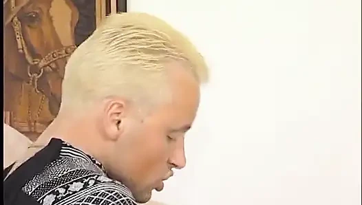 Matue-dame in sexy weißen dessous wird im büro gefickt