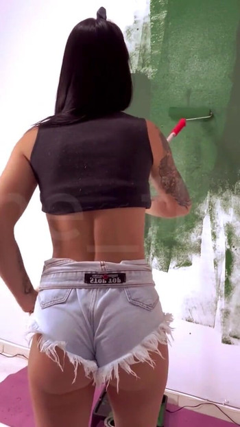 Абсолютно нова посередині картини впала ротом на пензлик | Кліп 2