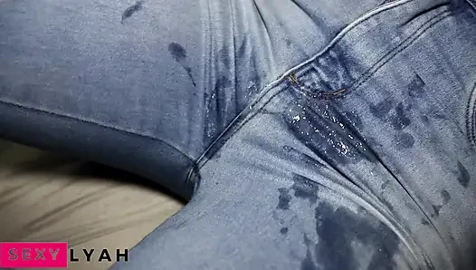Kakak tiriku yang sange bantuin aku crot di pahamu