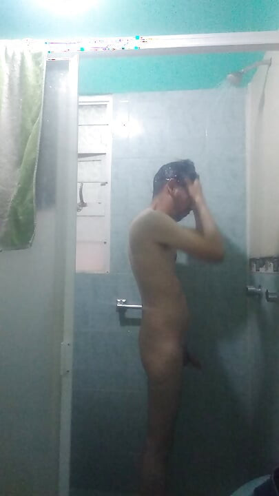 Masturbando antes de ir ao chuveiro.