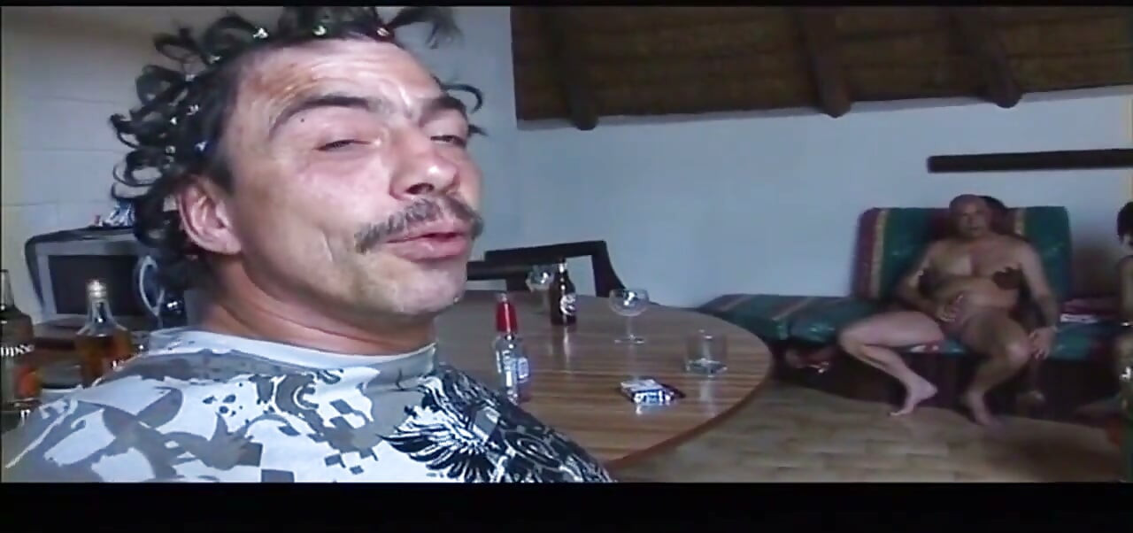 Ébano babe deepthroats masivo bbc goteando con semen