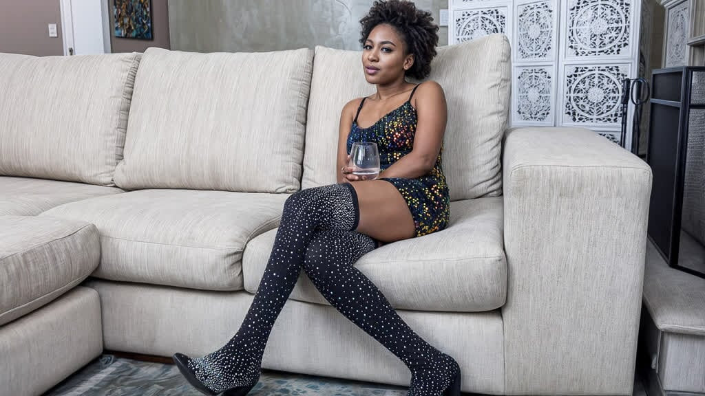 Învățând-o pe această pretendentă EBONY la stardom că drumul spre faimă e pavat cu futaiuri bune