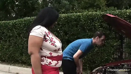 Curvy brunette girl gets her car fixed after fucking with a mechanic
