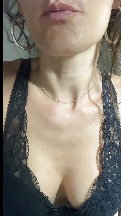 我爱吸吮我的玩具，很快我就要被真正的鸡巴操了！