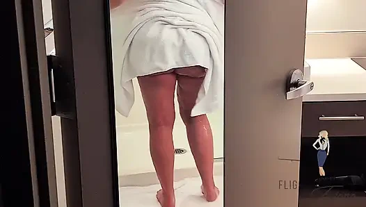 Думала, что я одна в душе