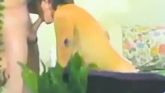 Eine brünette mit kleinen titten reitet harten schwanz wie ein champion