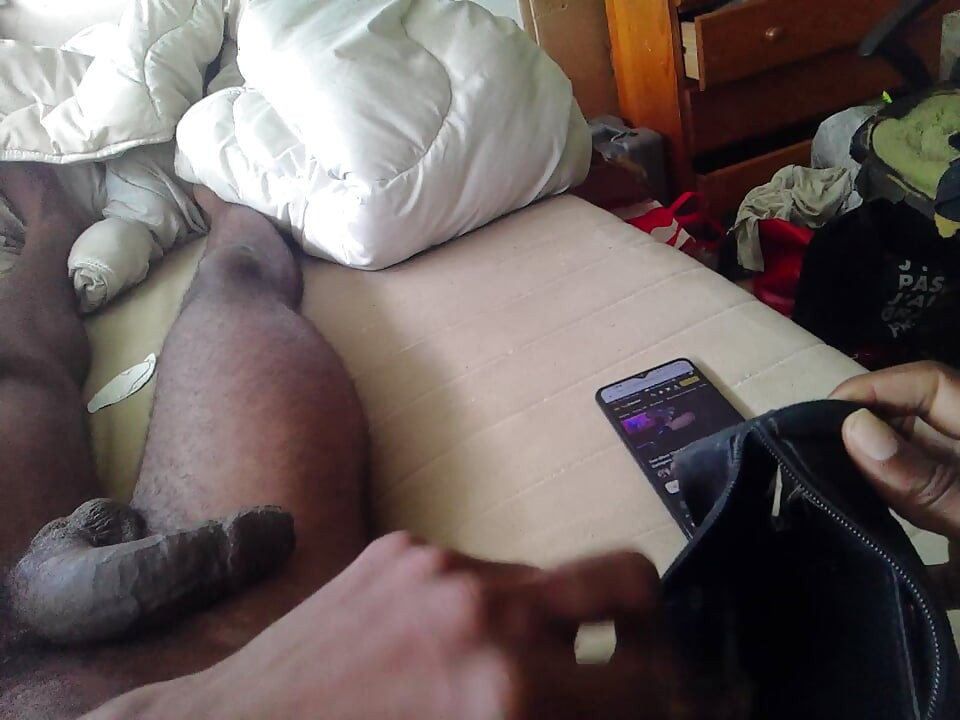 Hari yang membosankan lagi menonton porno di tempat tidur