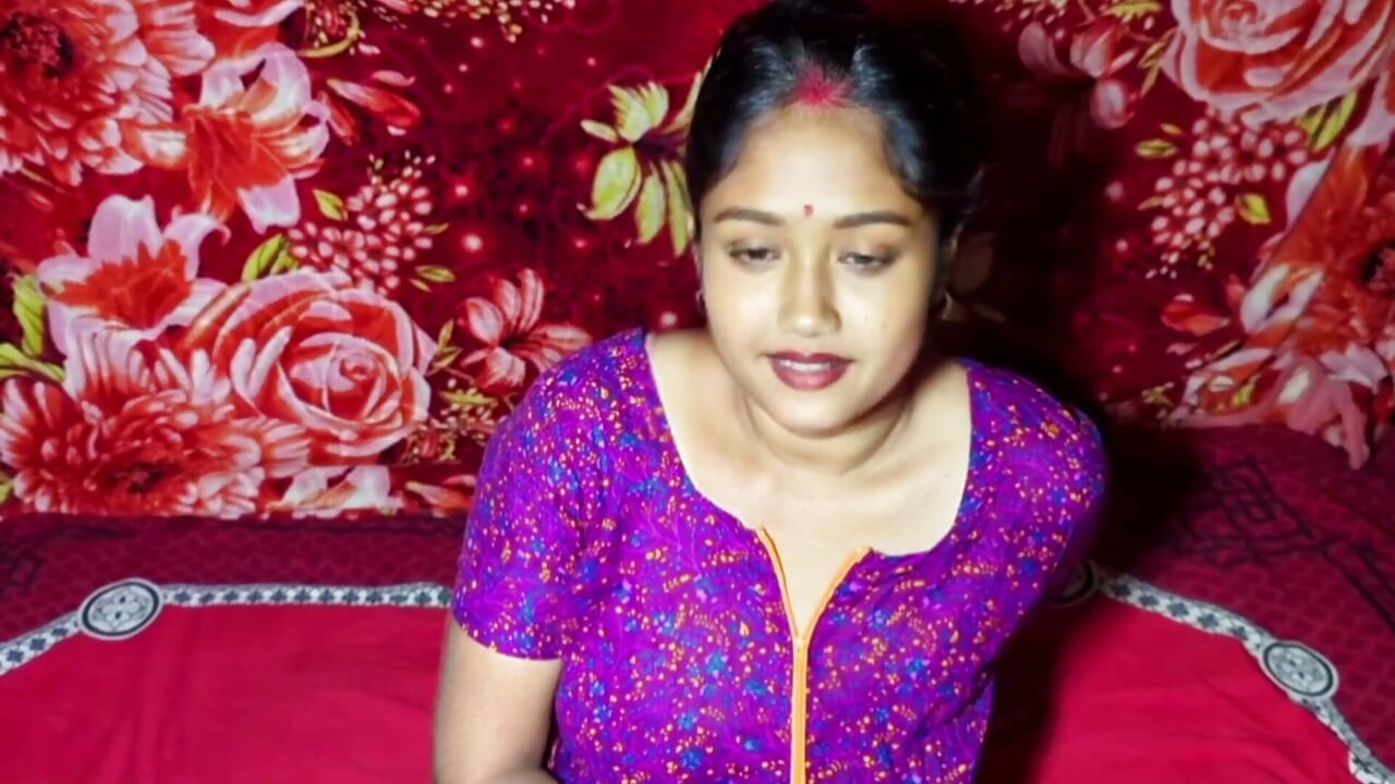 Indian Desi Bhabhi Cleaning Her Private Part Hair
