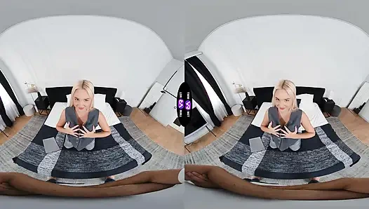 Geile blondine reitet seinen schwanz, nachdem sie ihren laptop repariert hat - tmwVRnet