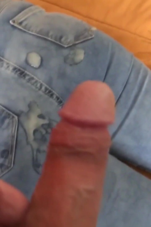 I finally managed to enjoy my beautiful sister-in-law and I made her a cumshot on her big ass with my jean on