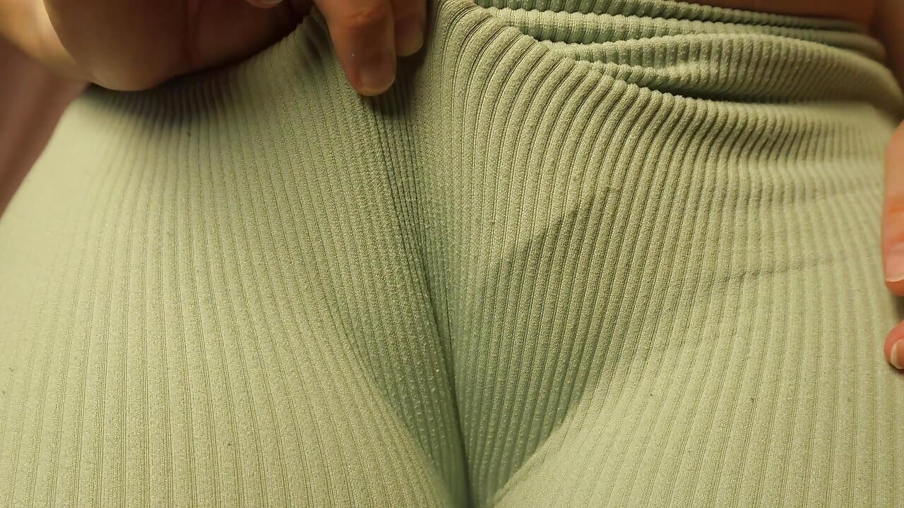 زوجة الأب الهندية الحامل كس اصبع القدم الجمل في طماق زرقاء والاستمناء ثم اللعب مع سراويلها الداخلية والثدي الكبير