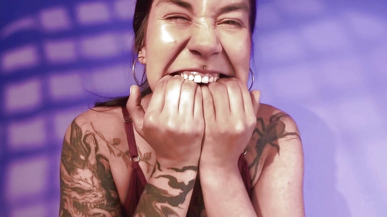 Mordendo minhas mãos