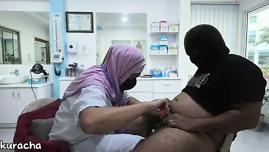 Tesettürlü doktor tıraş sırasında müşterinin kalın yarağını tıraş ediyor