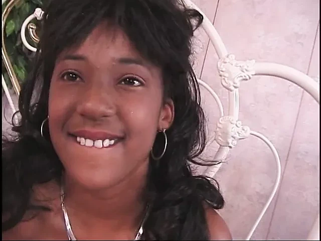 丰满的年轻黑人在大块头钉她之前让她的阴户被吃掉