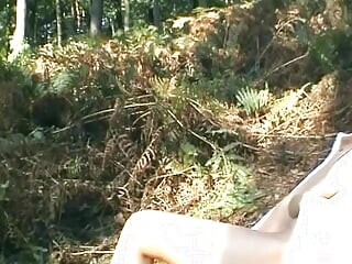 Cette Allemande rousse adore se masturber dans la forêt