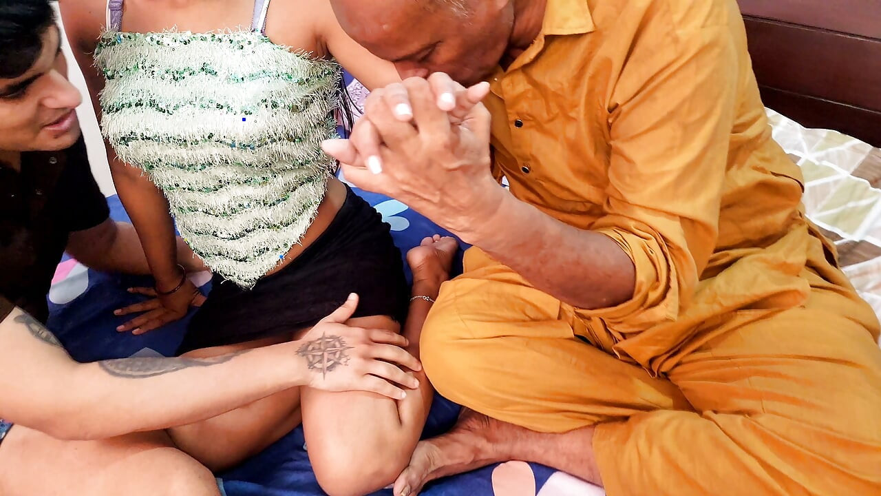Vidéo de trio indien ronamtique, Sotele Budhe Ne Sotele Bete Ke Petite amie ke Sath Romance ou Sexe hardcore Kiya