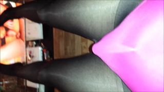 Nadine în ciorapi negri și costum de baie roz