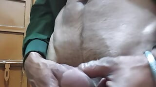 Flexing grande villaggio indiano desi cazzo e grande quantità di carico di sperma senza toccare le mani