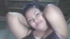 Desi sexy bhabi toont haar grote borsten