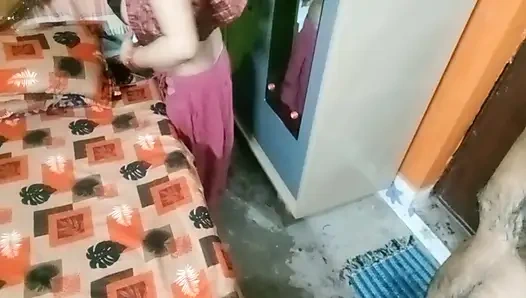 Kırmızı sari içinde çok güzel Hintli yenge