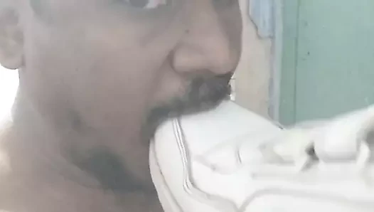 arkadaşımın ayakkabılarını yalamak