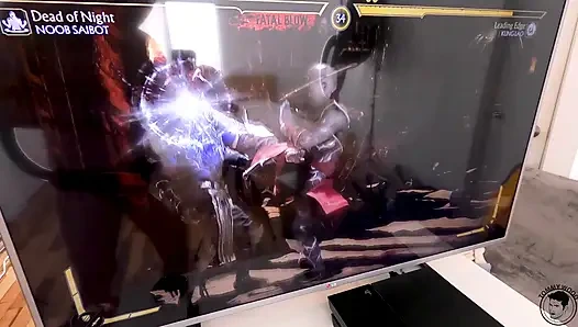 Netter gamer mit brille verliert wette und muss riesigen schwanz ficken