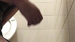 Bú dildo trong những nhà ga phòng tắm