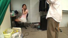 जापानी बेब देता है पुरुष उसके गुलाबी जाँघिया को सूंघ