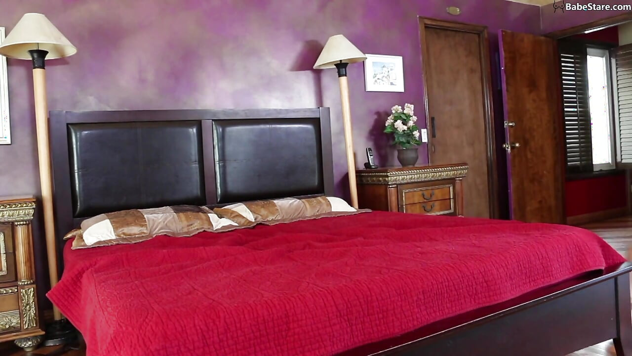 그녀의 안에 큰 흑인 자지를 원하는 발정난 금발