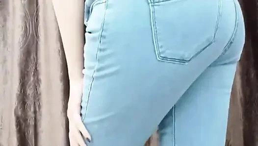 Ateşli kız büyük göğüslerini gösteriyor ve parmaklıyor