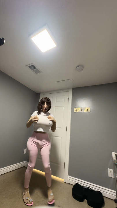 Momento cautivador de "Caliente trans CD haciendo ejercicio en apretadas polainas rosas, gran culo provocando polla enorme"