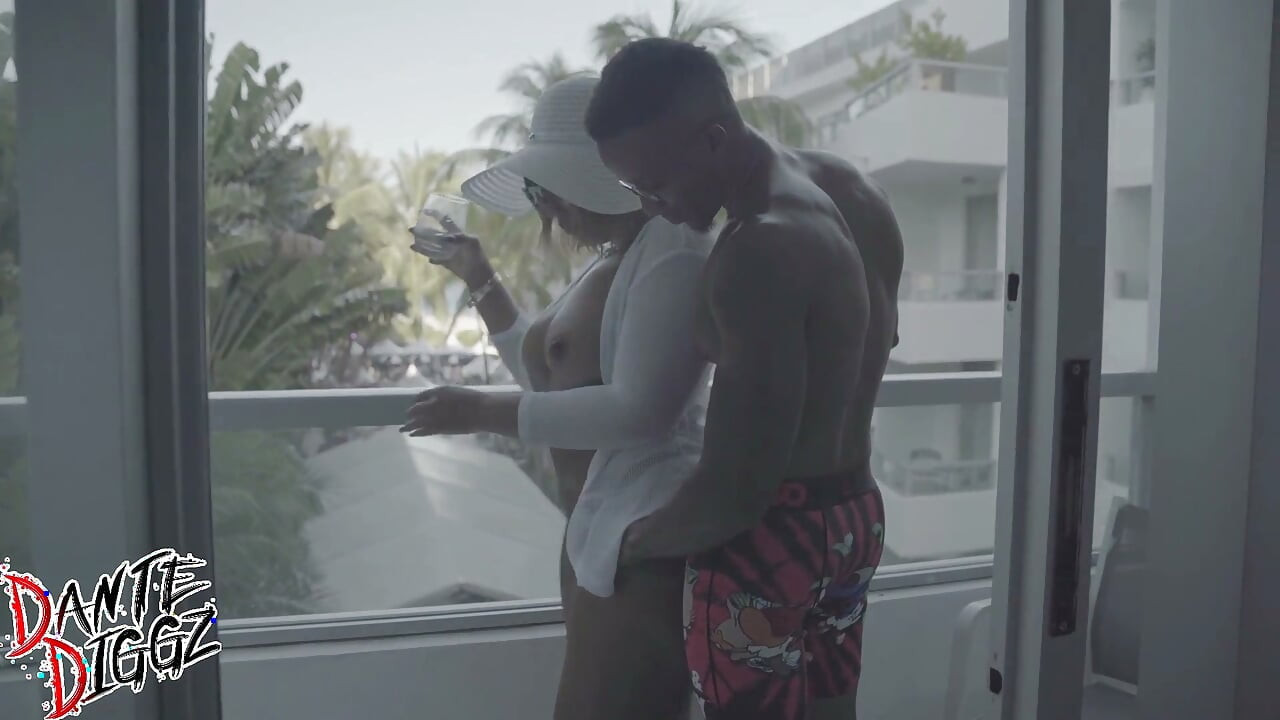 Big Booty Latina Shanice Luv Gets a Balcony BBC Dick Down in Front of Everyone at Xbiz Miami and Squirts