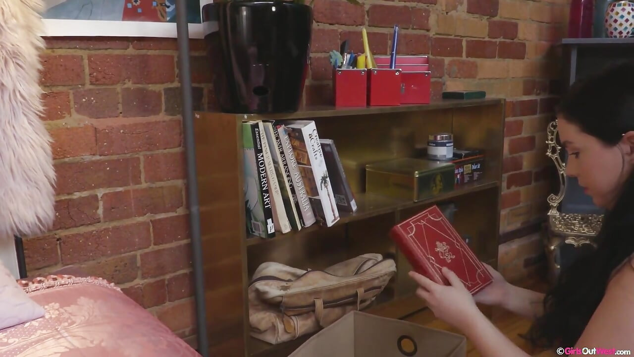 O drăguță țâțoasă cu sfârcuri cu piercing își satisface pizda umedă în timp ce adulmecă chiloții