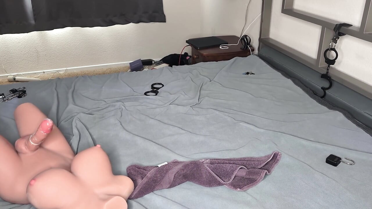 Sissy sobarica biva zaključana u ropstvu i čednosti da je jebe njezina seks lutka