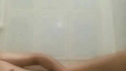 Ateşli bir yarağın tadını çıkarıyor