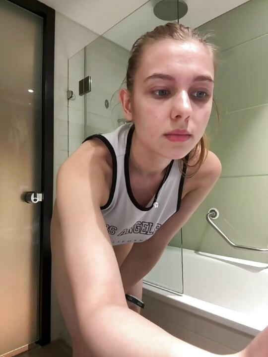 Coño digitación duro en el baño hotel con Jucielussie