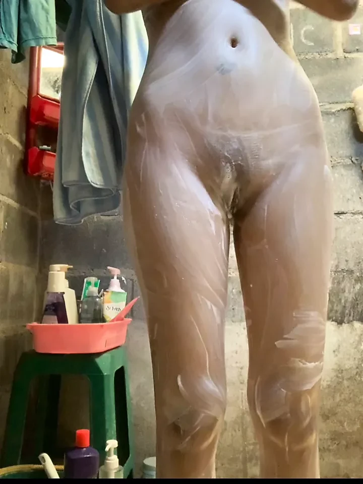Joven asiática tomando una ducha (video de burlas)