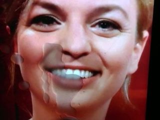 Weiss auf Gruen  Katharina Schulze ins Gesicht gespritzt