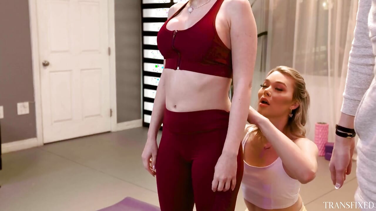 Transfixed - Heiße Trans Yoga Lehrerin Emma Rose fickt Jewelz Blu im Unterricht