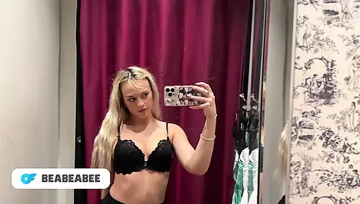 Minyon genç sarışınla seksi kostüm denemesi