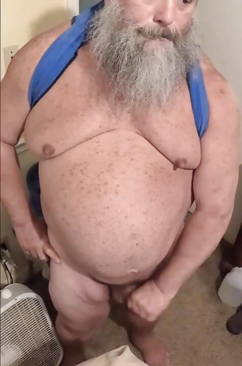 Große bubba, bärtiger bubba-bär masturbiert seinen fetten schwanz