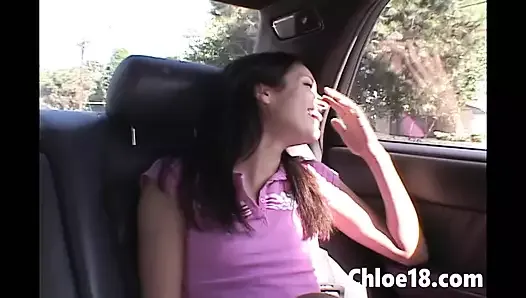 Chloe de 18 dedos en el coche en público