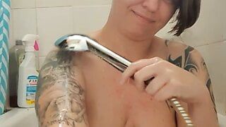 Show matinal sous la douche, gros seins naturels savonneux, massage des seins dans la baignoire