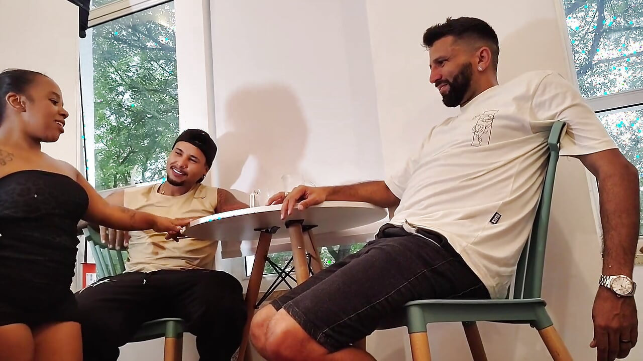 Dois Irmos Numa Entrevista Para Tiffany Montavani Sentou Pirocada Na an