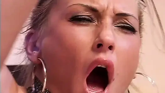 Я раздеваюсь для тебя, а затем я принимаю хороший жесткий член в мою киску и задницу