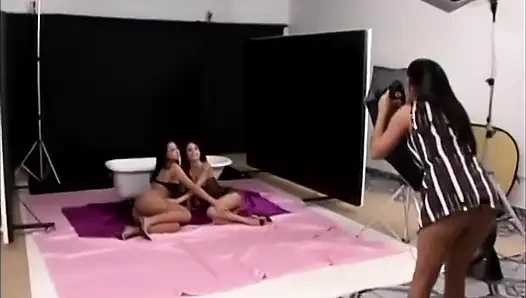 Drei geile latina-schätzchen haben ficksession mit spielzeug in einem studio