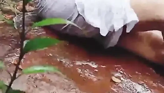 Ateşli kız banyo yapıyor ve sikişiyor